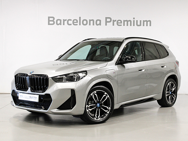 BMW X1 xDrive25e color Gris Plata. Año 2024. 180KW(245CV). Híbrido Electro/Gasolina. En concesionario Barcelona Premium -- GRAN VIA de Barcelona