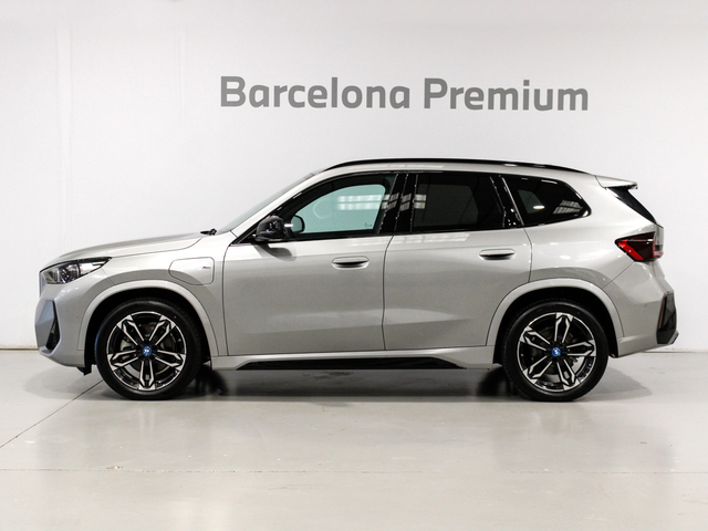 BMW X1 xDrive25e color Gris Plata. Año 2024. 180KW(245CV). Híbrido Electro/Gasolina. En concesionario Barcelona Premium -- GRAN VIA de Barcelona