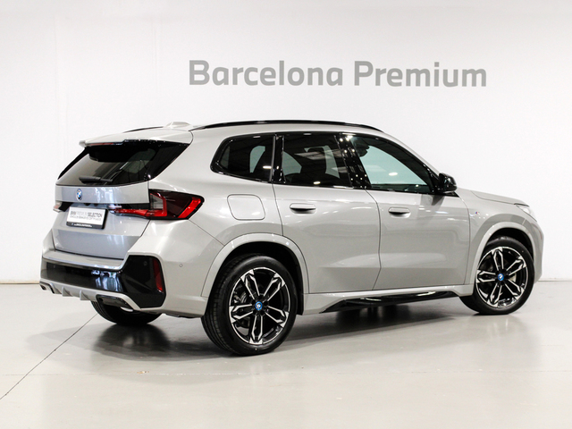 BMW X1 xDrive25e color Gris Plata. Año 2024. 180KW(245CV). Híbrido Electro/Gasolina. En concesionario Barcelona Premium -- GRAN VIA de Barcelona