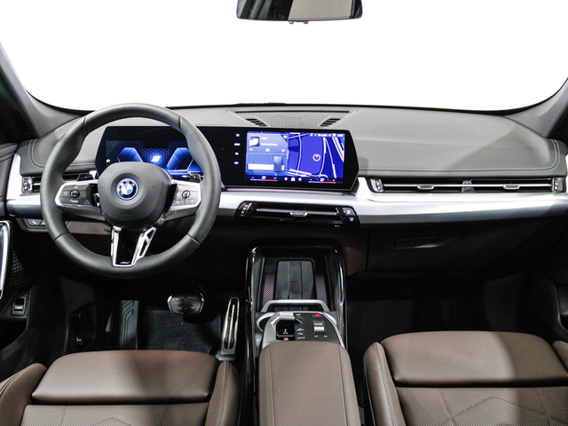 BMW X1 xDrive25e color Gris Plata. Año 2024. 180KW(245CV). Híbrido Electro/Gasolina. En concesionario Barcelona Premium -- GRAN VIA de Barcelona