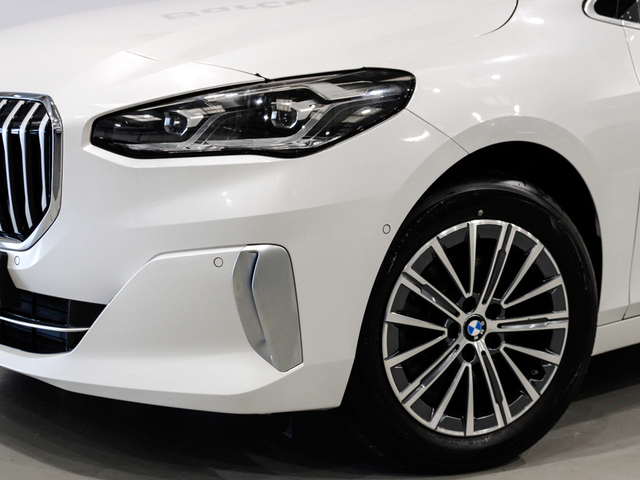 BMW Serie 2 218i Active Tourer color Blanco. Año 2024. 100KW(136CV). Gasolina. En concesionario Barcelona Premium -- GRAN VIA de Barcelona