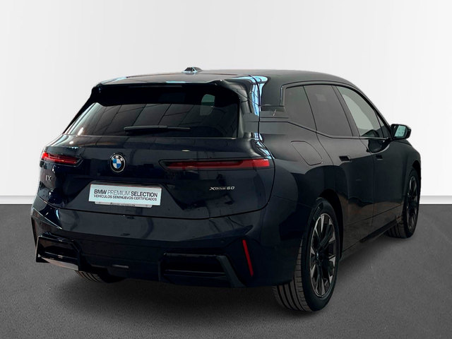 BMW iX xDrive60 color Negro. Año 2025. 400KW(544CV). Eléctrico. En concesionario Engasa S.A. de Valencia