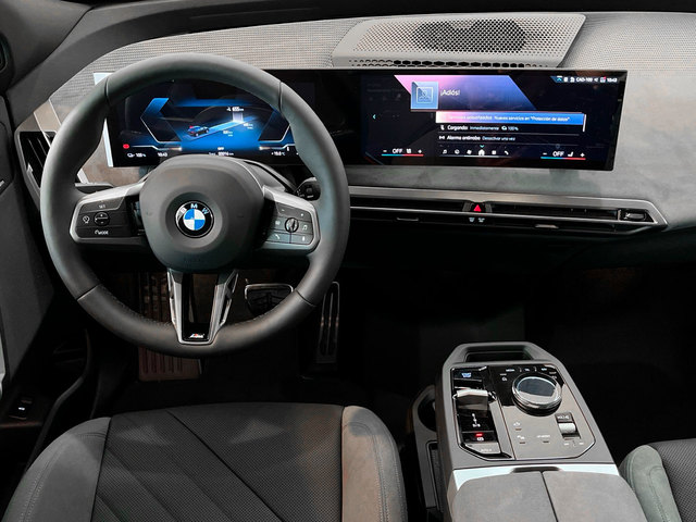 BMW iX xDrive60 color Negro. Año 2025. 400KW(544CV). Eléctrico. En concesionario Engasa S.A. de Valencia
