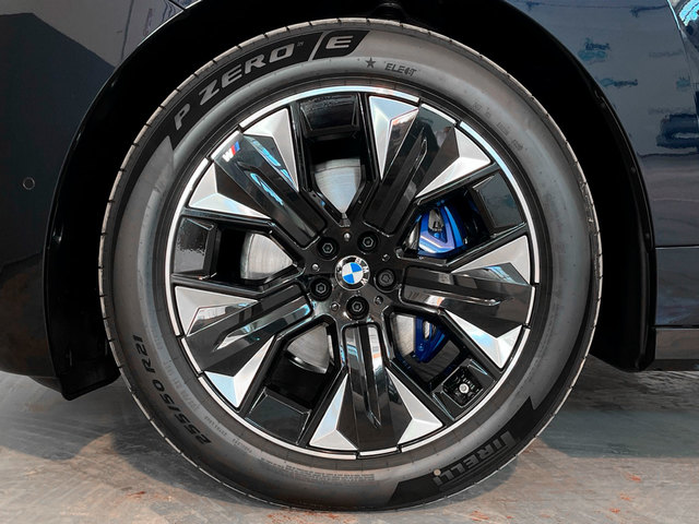 BMW iX xDrive60 color Negro. Año 2025. 400KW(544CV). Eléctrico. En concesionario Engasa S.A. de Valencia