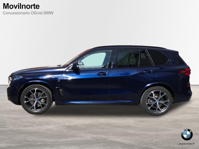BMW X5 xDrive50e color Azul. Año 2023. 360KW(489CV). Híbrido Electro/Gasolina. En concesionario Movilnorte El Plantio de Madrid