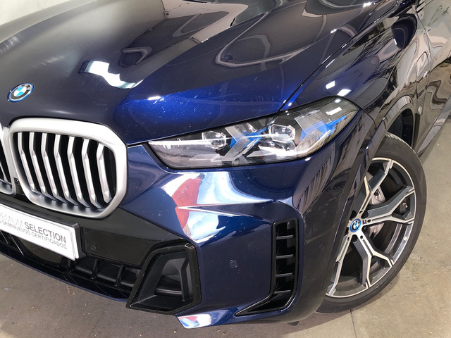 BMW X5 xDrive50e color Azul. Año 2023. 360KW(489CV). Híbrido Electro/Gasolina. En concesionario Movilnorte El Plantio de Madrid