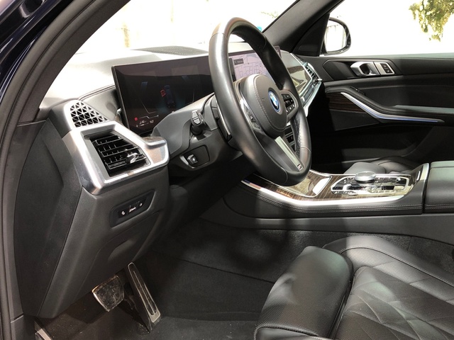 BMW X5 xDrive50e color Azul. Año 2023. 360KW(489CV). Híbrido Electro/Gasolina. En concesionario Movilnorte El Plantio de Madrid