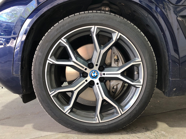 BMW X5 xDrive50e color Azul. Año 2023. 360KW(489CV). Híbrido Electro/Gasolina. En concesionario Movilnorte El Plantio de Madrid