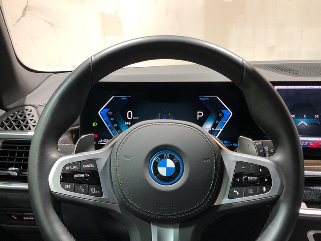 BMW X5 xDrive50e color Azul. Año 2023. 360KW(489CV). Híbrido Electro/Gasolina. En concesionario Movilnorte El Plantio de Madrid