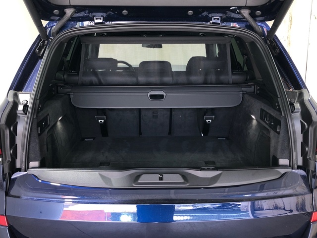 BMW X5 xDrive50e color Azul. Año 2023. 360KW(489CV). Híbrido Electro/Gasolina. En concesionario Movilnorte El Plantio de Madrid