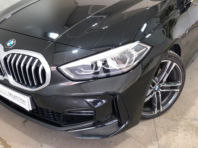 BMW Serie 1 118i color Negro. Año 2021. 103KW(140CV). Gasolina. En concesionario Movilnorte El Plantio de Madrid