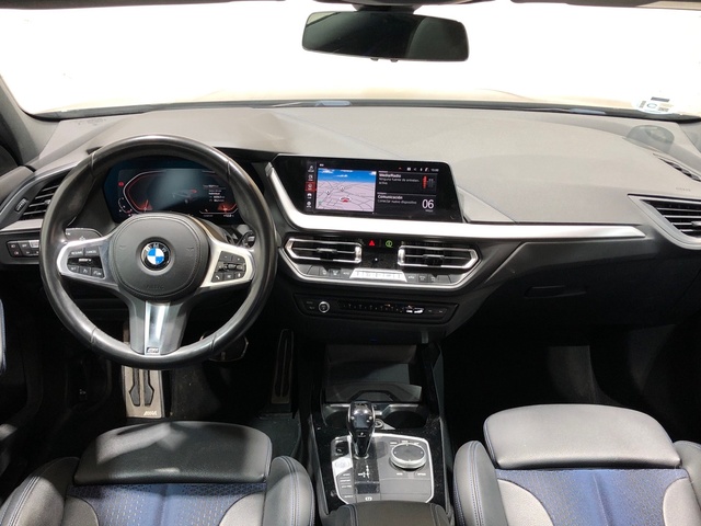 BMW Serie 1 118i color Negro. Año 2021. 103KW(140CV). Gasolina. En concesionario Movilnorte El Plantio de Madrid