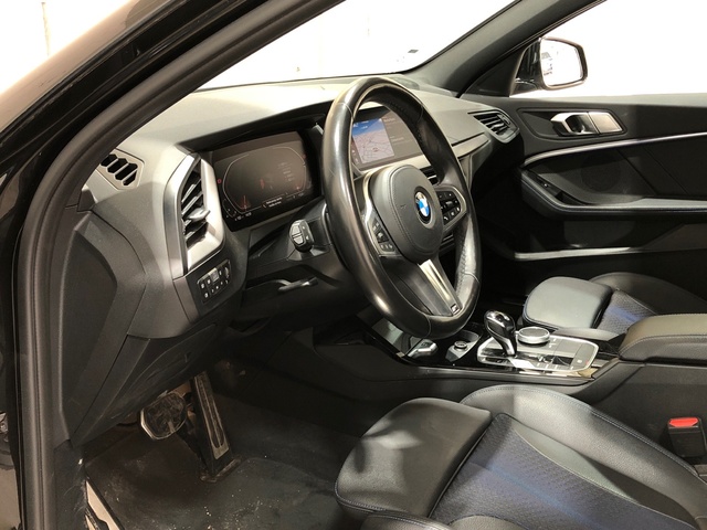BMW Serie 1 118i color Negro. Año 2021. 103KW(140CV). Gasolina. En concesionario Movilnorte El Plantio de Madrid