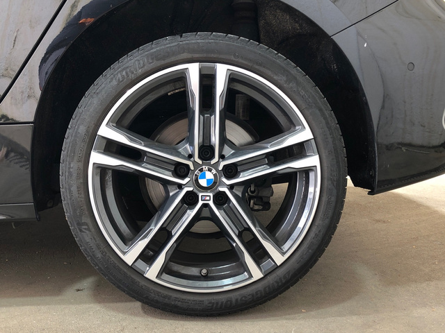 BMW Serie 1 118i color Negro. Año 2021. 103KW(140CV). Gasolina. En concesionario Movilnorte El Plantio de Madrid