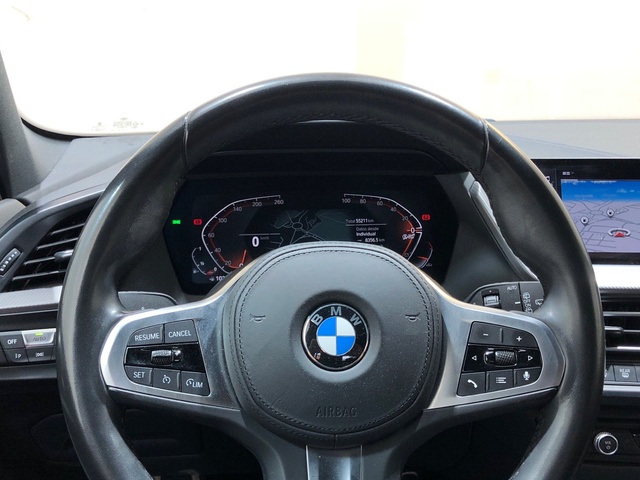 BMW Serie 1 118i color Negro. Año 2021. 103KW(140CV). Gasolina. En concesionario Movilnorte El Plantio de Madrid