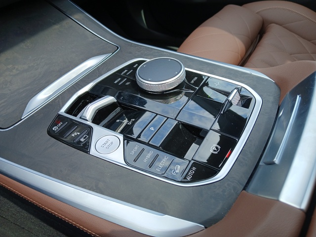 BMW X5 xDrive50e color Gris. Año 2024. 360KW(489CV). Híbrido Electro/Gasolina. En concesionario GANDIA Automoviles Fersan, S.A. de Valencia