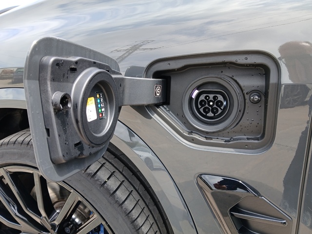 BMW X5 xDrive50e color Gris. Año 2024. 360KW(489CV). Híbrido Electro/Gasolina. En concesionario GANDIA Automoviles Fersan, S.A. de Valencia
