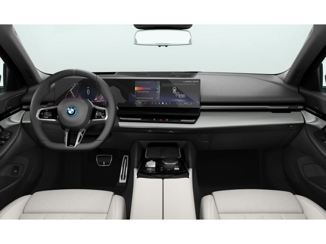 BMW Serie 5 530e color Gris. Año 2025. 220KW(299CV). Híbrido Electro/Gasolina. En concesionario Ceres Motor S.L. de Cáceres