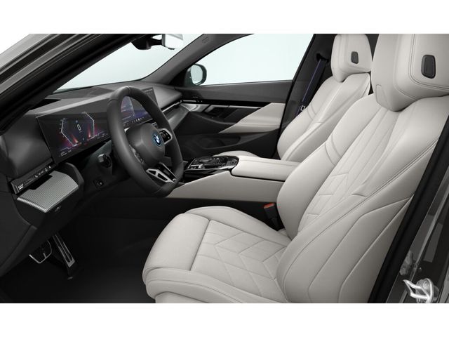 BMW Serie 5 530e color Gris. Año 2025. 220KW(299CV). Híbrido Electro/Gasolina. En concesionario Ceres Motor S.L. de Cáceres