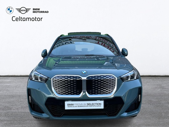 BMW iX1 eDrive20 color Verde. Año 2025. 150KW(204CV). Eléctrico. En concesionario Celtamotor Vigo de Pontevedra