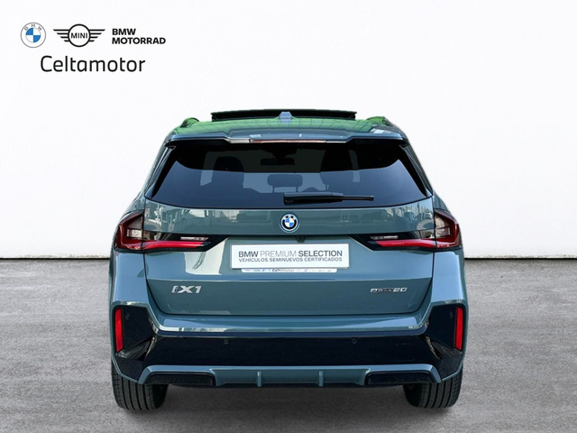 BMW iX1 eDrive20 color Verde. Año 2025. 150KW(204CV). Eléctrico. En concesionario Celtamotor Vigo de Pontevedra