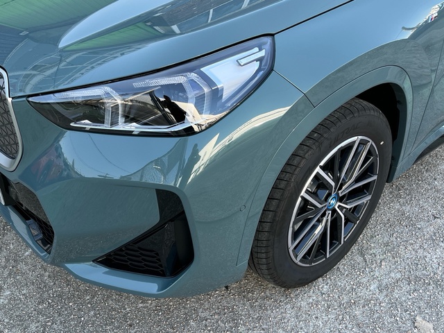BMW iX1 eDrive20 color Verde. Año 2025. 150KW(204CV). Eléctrico. En concesionario Celtamotor Vigo de Pontevedra