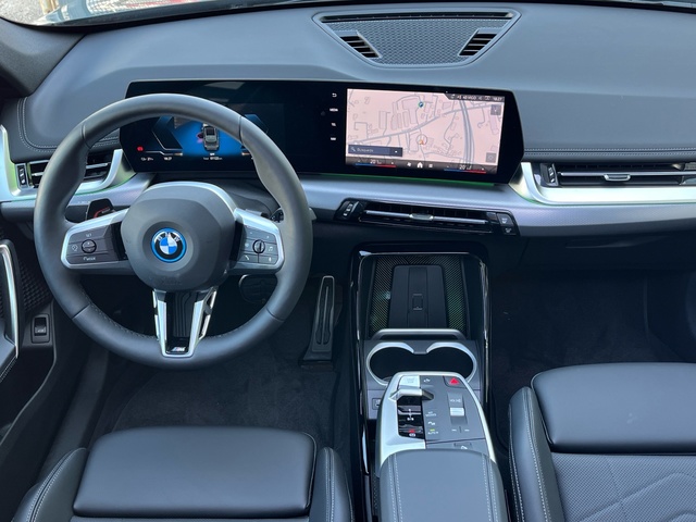 BMW iX1 eDrive20 color Verde. Año 2025. 150KW(204CV). Eléctrico. En concesionario Celtamotor Vigo de Pontevedra