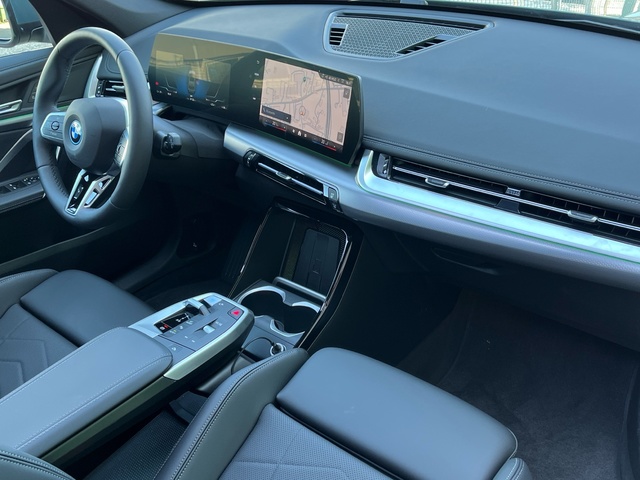 BMW iX1 eDrive20 color Verde. Año 2025. 150KW(204CV). Eléctrico. En concesionario Celtamotor Vigo de Pontevedra