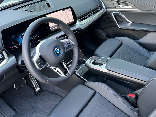 BMW iX1 eDrive20 color Verde. Año 2025. 150KW(204CV). Eléctrico. En concesionario Celtamotor Vigo de Pontevedra