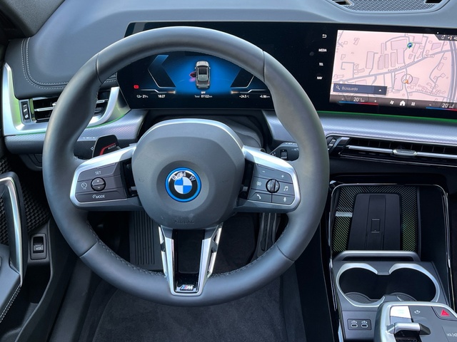 BMW iX1 eDrive20 color Verde. Año 2025. 150KW(204CV). Eléctrico. En concesionario Celtamotor Vigo de Pontevedra