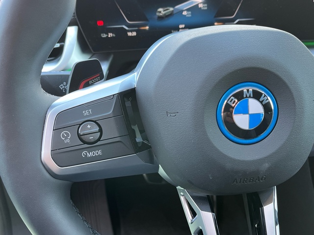 BMW iX1 eDrive20 color Verde. Año 2025. 150KW(204CV). Eléctrico. En concesionario Celtamotor Vigo de Pontevedra