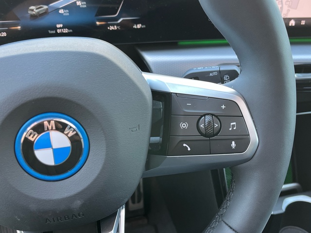 BMW iX1 eDrive20 color Verde. Año 2025. 150KW(204CV). Eléctrico. En concesionario Celtamotor Vigo de Pontevedra