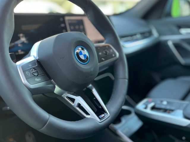 BMW iX1 eDrive20 color Verde. Año 2025. 150KW(204CV). Eléctrico. En concesionario Celtamotor Vigo de Pontevedra