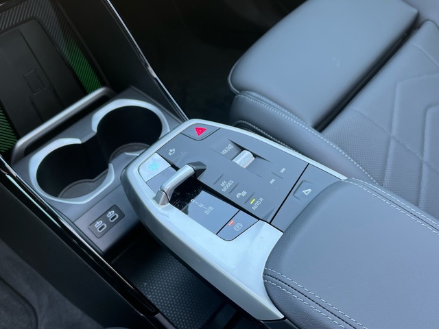 BMW iX1 eDrive20 color Verde. Año 2025. 150KW(204CV). Eléctrico. En concesionario Celtamotor Vigo de Pontevedra