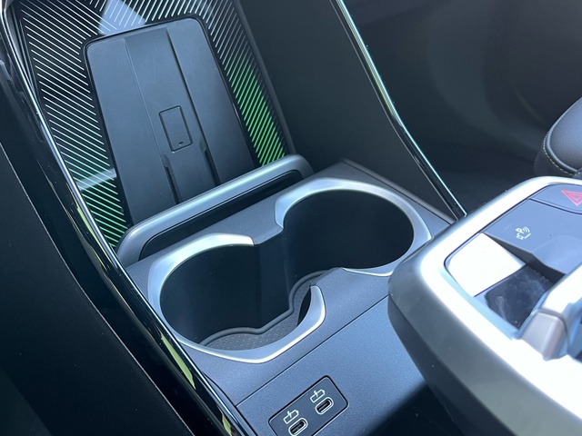 BMW iX1 eDrive20 color Verde. Año 2025. 150KW(204CV). Eléctrico. En concesionario Celtamotor Vigo de Pontevedra