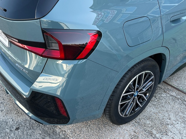 BMW iX1 eDrive20 color Verde. Año 2025. 150KW(204CV). Eléctrico. En concesionario Celtamotor Vigo de Pontevedra