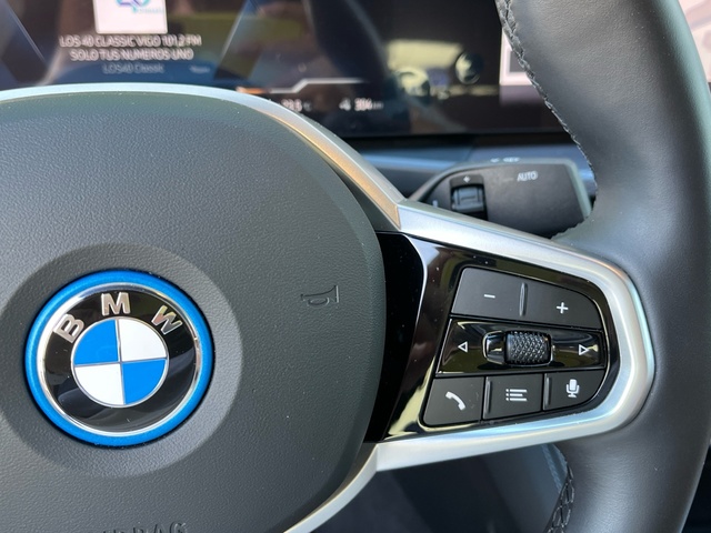 BMW i4 eDrive40 color Negro. Año 2025. 250KW(340CV). Eléctrico. En concesionario Celtamotor Vigo de Pontevedra