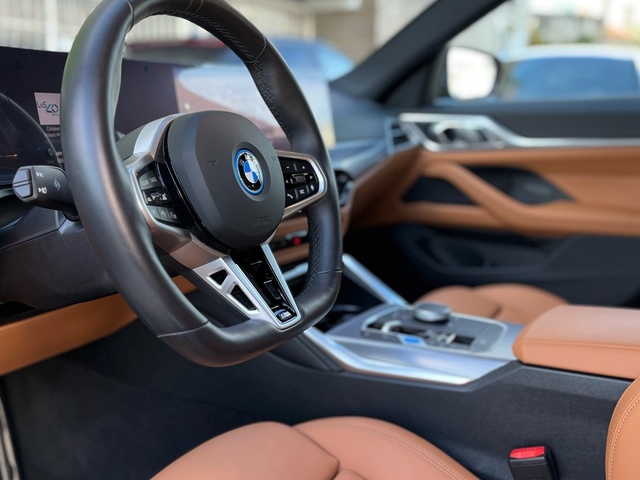BMW i4 eDrive40 color Negro. Año 2025. 250KW(340CV). Eléctrico. En concesionario Celtamotor Vigo de Pontevedra