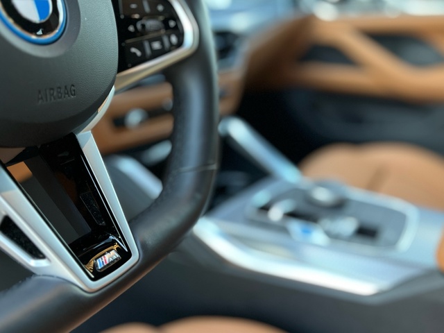 BMW i4 eDrive40 color Negro. Año 2025. 250KW(340CV). Eléctrico. En concesionario Celtamotor Vigo de Pontevedra