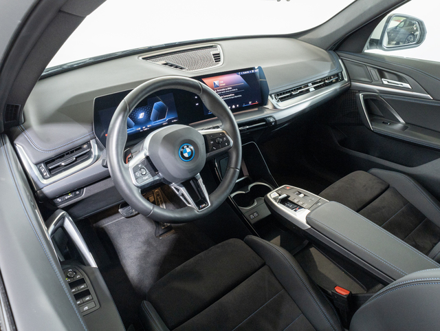 BMW iX1 xDrive30 color Blanco. Año 2025. 230KW(313CV). Eléctrico. En concesionario Oliva Motor Girona de Girona