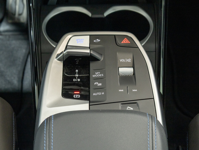 BMW iX1 xDrive30 color Blanco. Año 2025. 230KW(313CV). Eléctrico. En concesionario Oliva Motor Girona de Girona