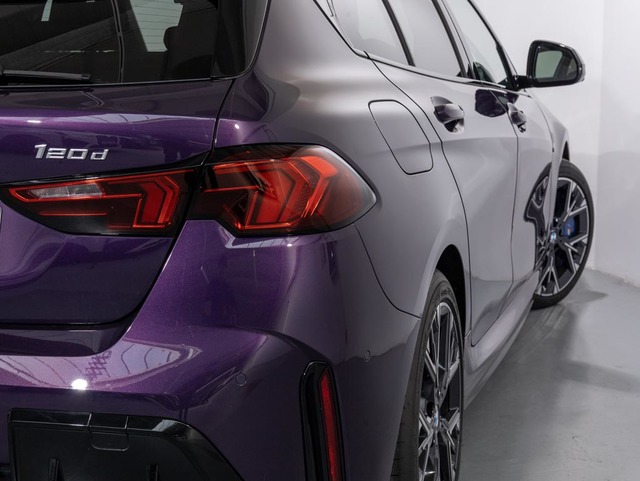 BMW Serie 1 120d color Violeta. Año 2024. 120KW(163CV). Diésel. En concesionario Oliva Motor Girona de Girona