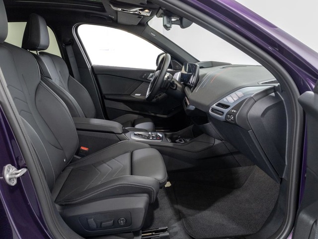 BMW Serie 1 120d color Violeta. Año 2024. 120KW(163CV). Diésel. En concesionario Oliva Motor Girona de Girona