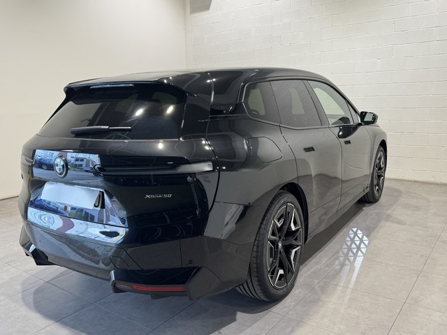 BMW iX xDrive50 color Negro. Año 2024. 385KW(523CV). Eléctrico. En concesionario Motor Munich Cadi - Manresa - VO de Barcelona