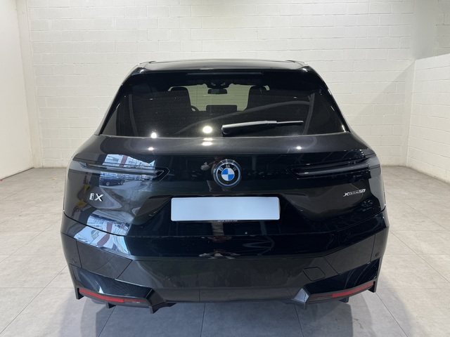 BMW iX xDrive50 color Negro. Año 2024. 385KW(523CV). Eléctrico. En concesionario Motor Munich Cadi - Manresa - VO de Barcelona