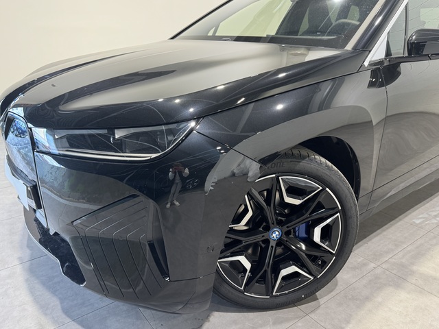 BMW iX xDrive50 color Negro. Año 2024. 385KW(523CV). Eléctrico. En concesionario Motor Munich Cadi - Manresa - VO de Barcelona