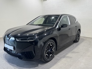 Fotos de BMW iX xDrive50 color Negro. Año 2024. 385KW(523CV). Eléctrico. En concesionario Motor Munich Cadi - Manresa - VO de Barcelona