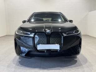 Fotos de BMW iX xDrive50 color Negro. Año 2024. 385KW(523CV). Eléctrico. En concesionario Motor Munich Cadi - Manresa - VO de Barcelona