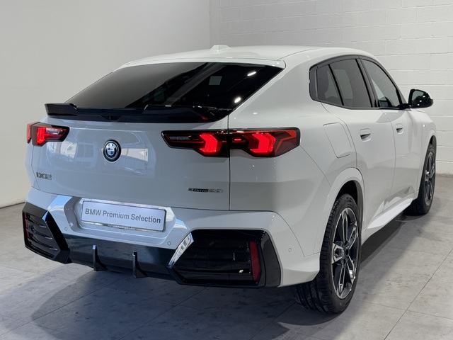 BMW iX2 eDrive20 color Blanco. Año 2024. 150KW(204CV). Eléctrico. En concesionario Motor Munich Cadi - Manresa - VO de Barcelona