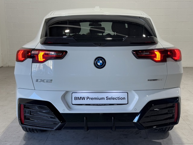 BMW iX2 eDrive20 color Blanco. Año 2024. 150KW(204CV). Eléctrico. En concesionario Motor Munich Cadi - Manresa - VO de Barcelona